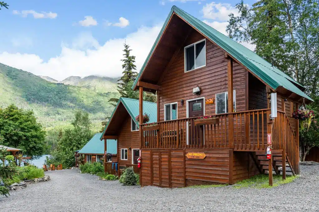Drifters lodge cabin located on the banks of the kenai river